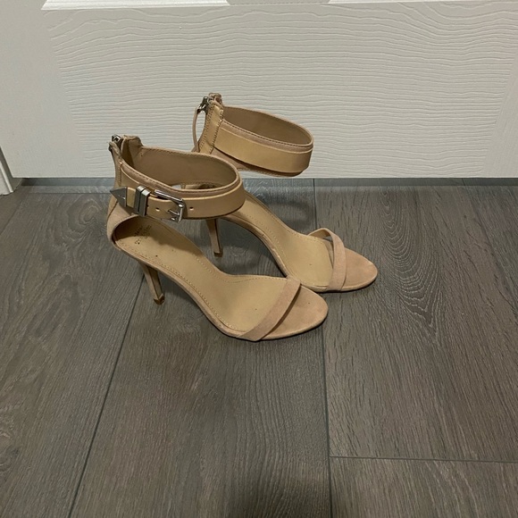 Nude Zara heels in size 36. Have been worn a few times. Super comfortable! - Picture 4 of 4